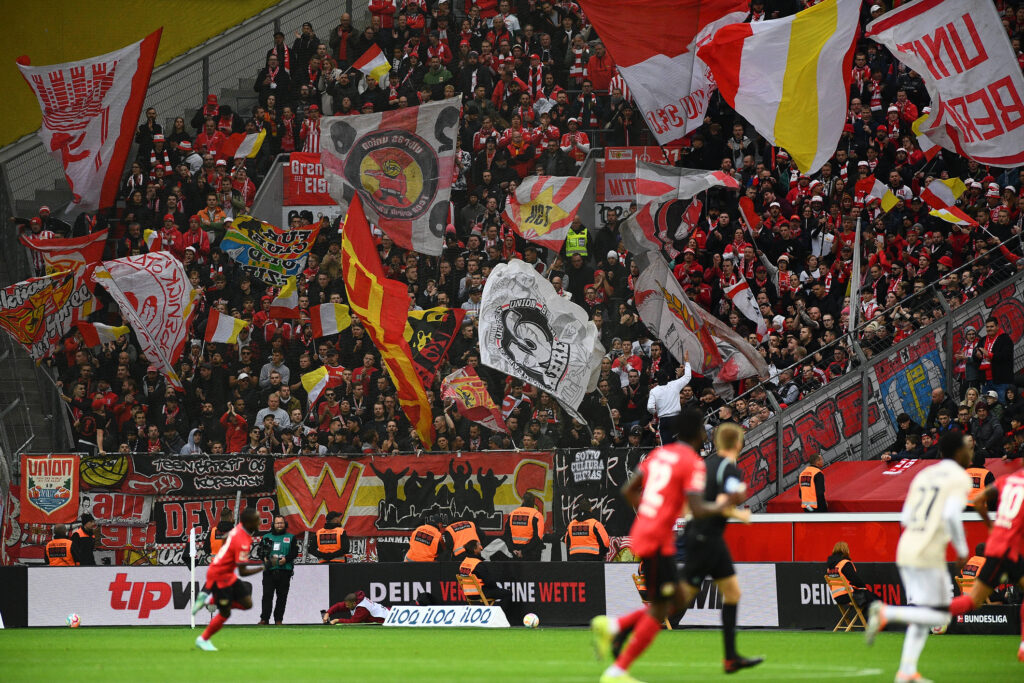 Fußballfans mit Fahnen im Stadion