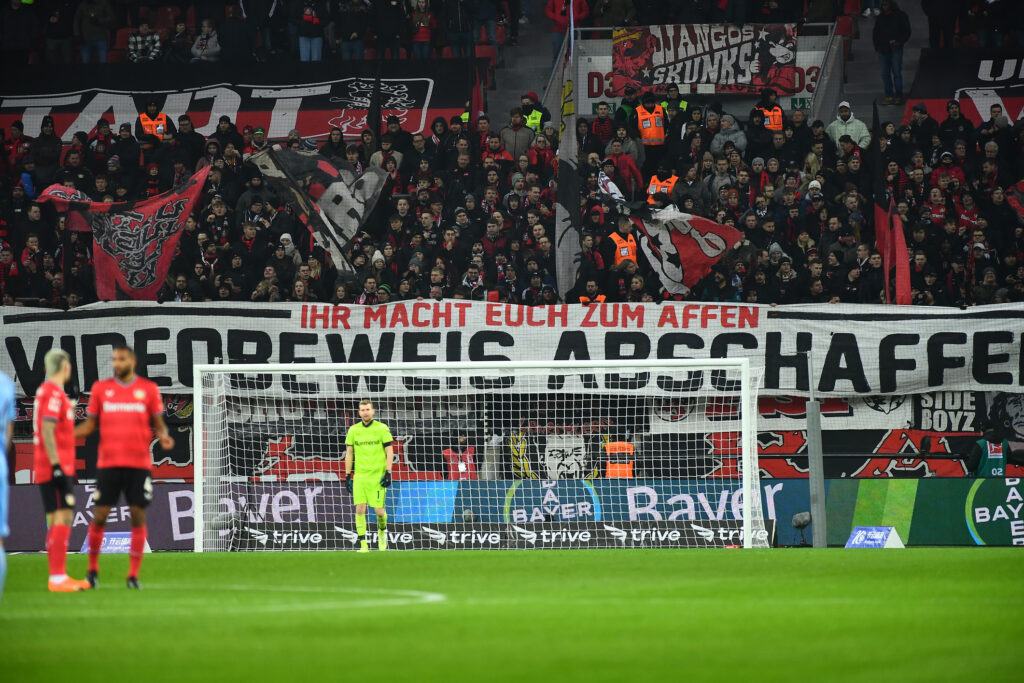 Fans mit Bannerprotest gegen Videobeweis im Stadion.