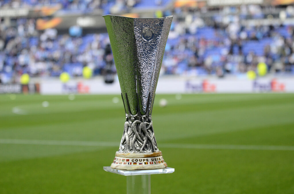 Europa League-Trophäe im Stadion.