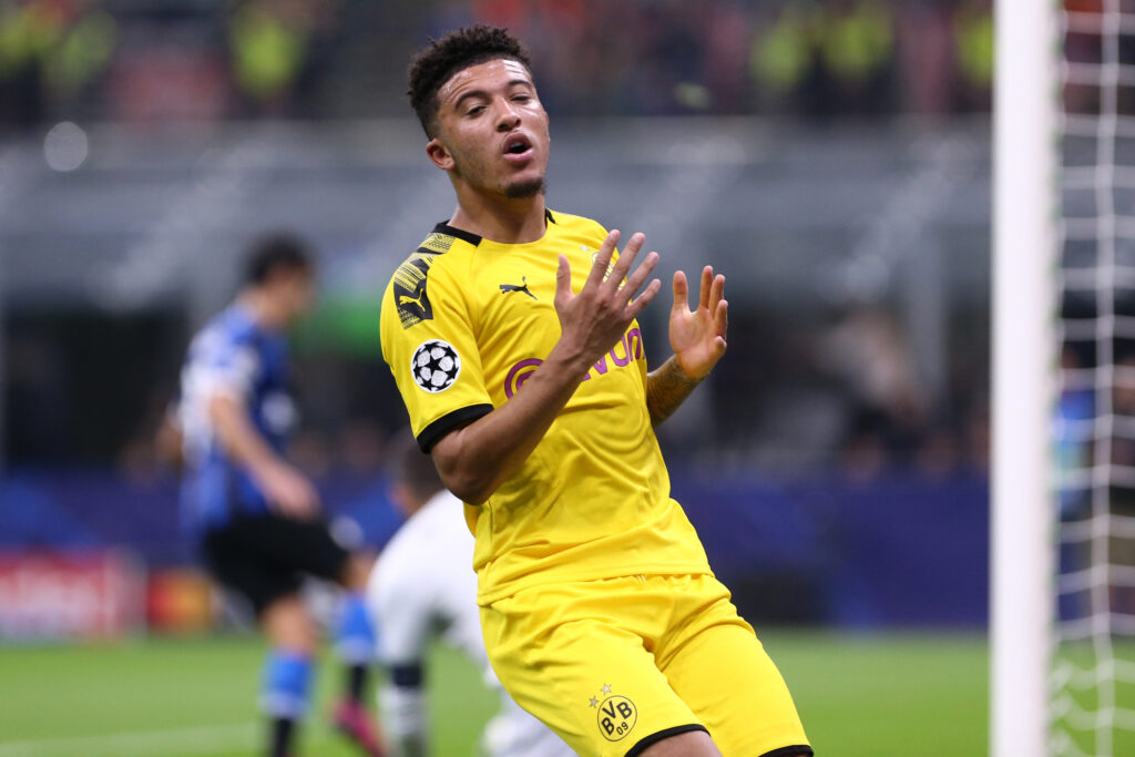 Fußballspieler von Dortmund im gelben Trikot auf dem Spielfeld.