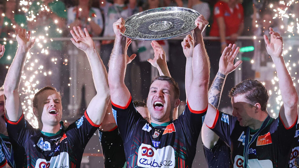 Foto: Ronny Hartmann: Team feiert mit einer gewonnenen Trophäe.