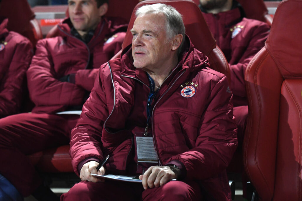 Trainer auf der Bank, Bayern München, in warmer Winterkleidung.