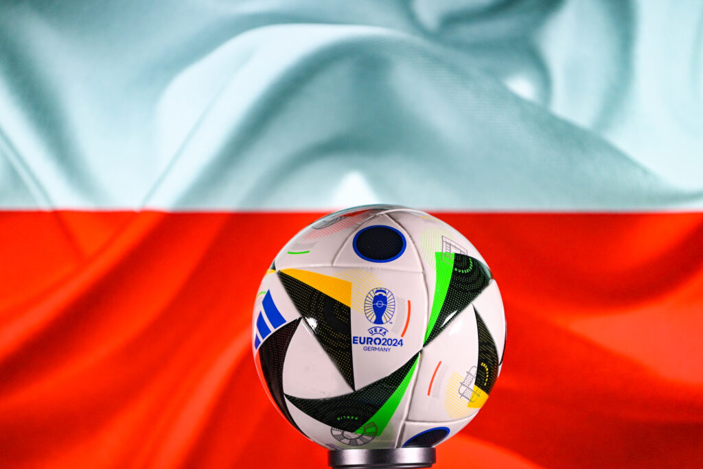 Fußball der UEFA Euro 2024 vor polnischer Flagge.