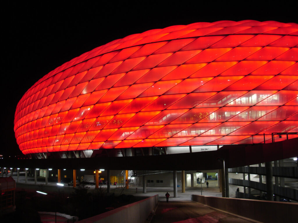 Rot beleuchtetes Stadion bei Nacht