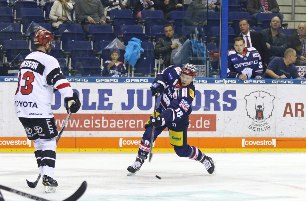 Eishockey-Spieler auf dem Eis in Aktion