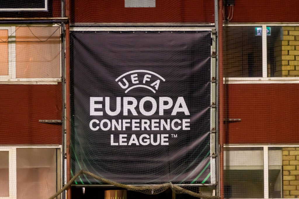 UEFA Europa Conference League Banner am Gebäude