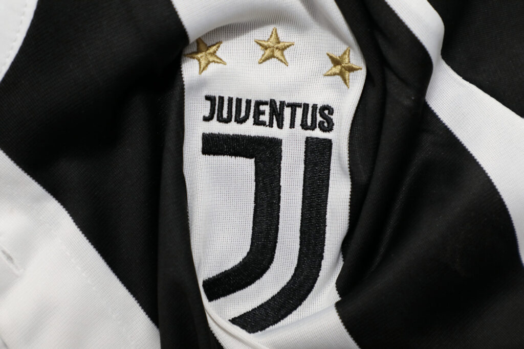 Juventus-Logo mit drei goldenen Sternen