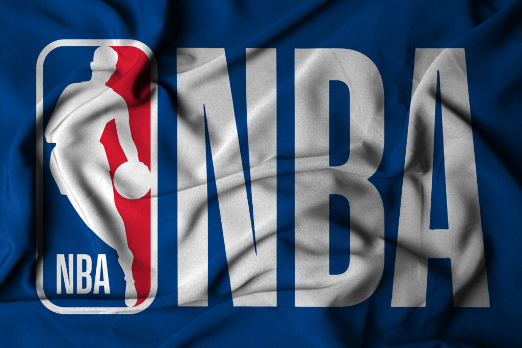 NBA-Logo vor blauem Hintergrund